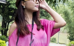 小伙化装成女中学生